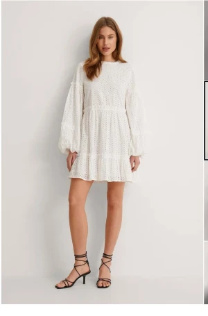 Vit klänning  - Säljer min student klänning ifrån 2021 den är i fint skick har bara används 1 gång. Klänningen har en nyckelhplsringing på baksidan med en knappstäning. Storlek 36 köpte för 550kr säljer för 350kr ( bilderna är lånade)