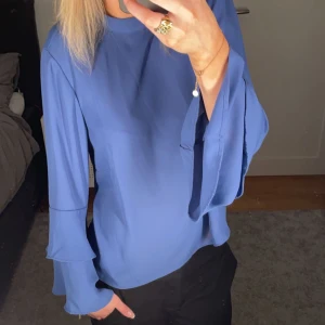 Blus - Blå blus från ginatricot i storlek 38🤍