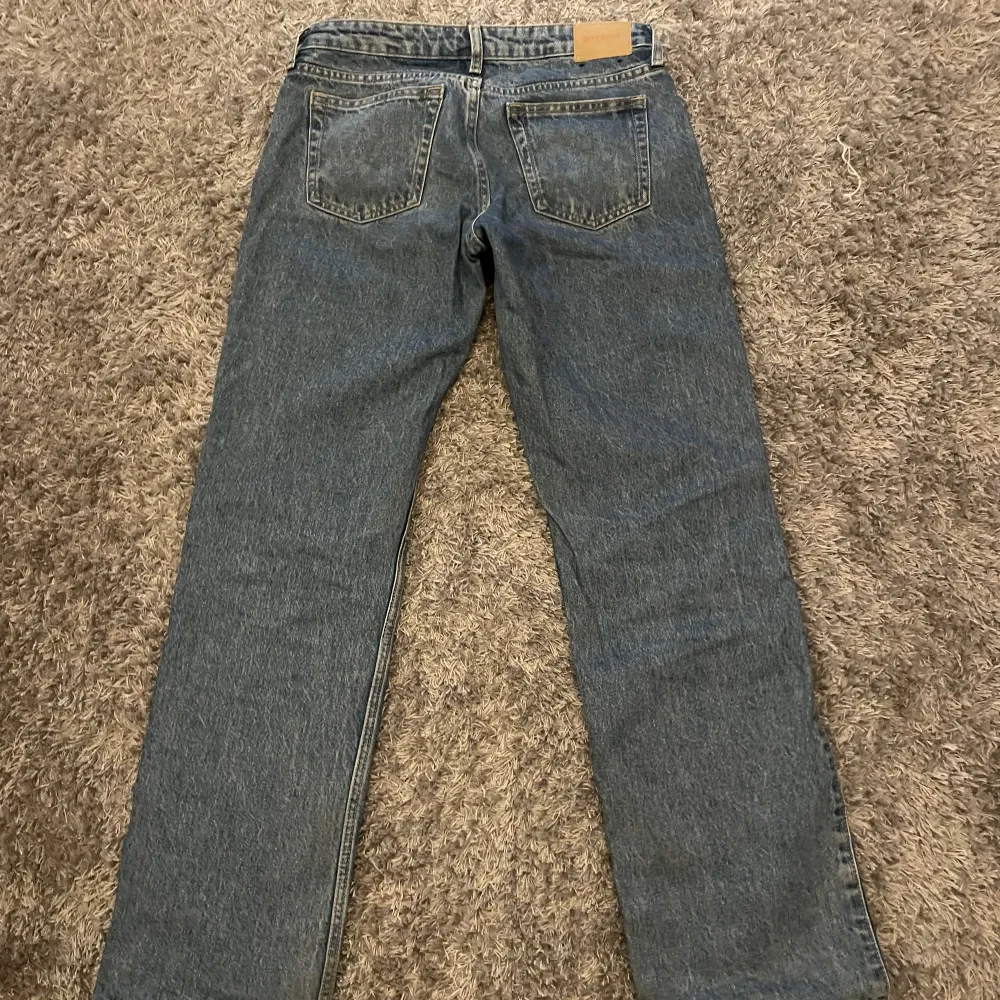 Säljer dessa arrow jeans från weekday då jag inte får någon användning för dom längre!. Jeans & Byxor.