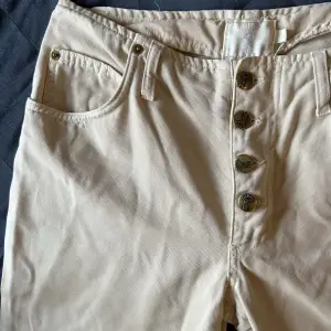 Lågmidjade beiga bootcut jeans från DoRose i storlek S. Fransiga vid byxändan. 🤗🤗