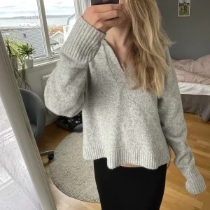 Grå stickad - Superfin stickad tröja från monki💓 jätte mjuk i materialet, skriv för fler bilder eller frågor💋 priset kan diskuteras vid snabb affär!!