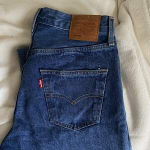Levi’s jeans i deras 90s serie - superfin avslappnad och rak modell. Nästintill oanvända, originalpris 1200kr.  Strl: W27 L30. Jag är generellt storlek S i byxor, för referens 🥰