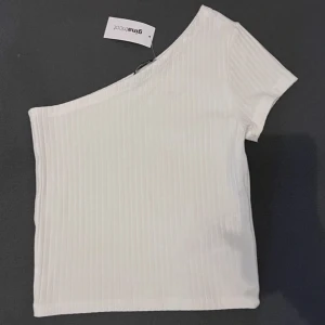 Topp - Supersöt topp. Säljer då den ej kommer till användning💓💓