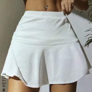 Supersöt tennis liknande kjol, den är rätt kort och har inbyggda shorts i så man behöver inte oroa sig att den ska blåsa upp 🥰❤️