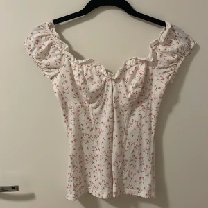 Blommig korsetttröja - Världens gulligaste topp som jag använt några gånger! Börjar bli för liten det är därför den säljs