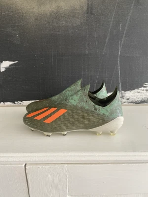 Adidas fotbollsskor  - Hej! Säljer nu mina adidas X19 + FG/AG  lacesless fotbollsskor i storlek 42, då de är använda 1 gång och sen har de bara legat hemma och inte kommit till användning.  Nypris 2700.