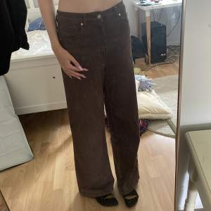 Ett par jeans från HM! Använts ett par gånger. De är inte gjorda för low waist men de är för stora på mig 💗
