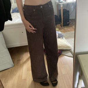 Bruna Baggy jeans💗 - Ett par jeans från HM! Använts ett par gånger. De är inte gjorda för low waist men de är för stora på mig 💗
