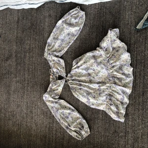 Sommarklänning - Klänning från Nelly med blommönster . 100kr