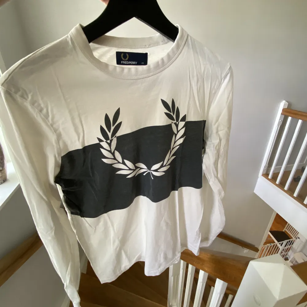 Långärmad t-shirt från Fred Perry. Det finns hål som ni kan se på bild 2. Kom privat för fler bilder. . T-shirts.