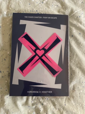 K pop album  - Inkluderar: Photobook, Photocards, Cd, postcard, lyricsbook, affish och övrigt 🩷! 