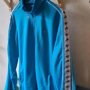 FILA-TRÖJA - Passa på denna snygga Fila-tröja kan bli din ! 