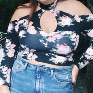 Blommig långärmad topp - Blommig långärmad topp med öppna axlar. Endast använd ett par gånger så i väldigt gott skick. Storlek M, men stretchig.