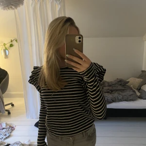 Randig tröja  - Såå trendig och snygg tröja från zara helt oanvänd❤️