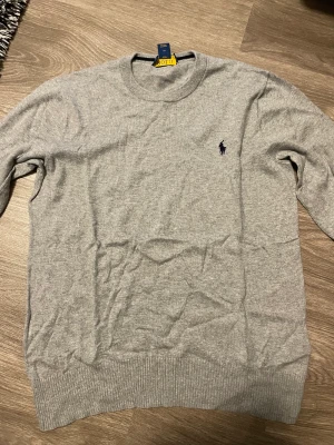 Ralph Lauren tröja  - Tröja från märket Ralph Lauren. Köpt från kids Brandstore. I storlek 164-170. I mycket bra skick. Knappt använd. 