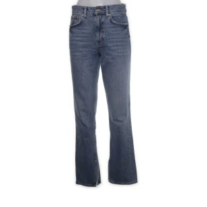 Mörkblåa jeans med slits  - Köpta på Sellpy men är från Gina, jeansen är använda fåtal gånger men ingen skada skedd, för egna bilder på jeansen är det bara att skriva privat! 