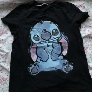stitch t-shirt från lilo & stitch  - hel svart t-shirt med tryck på stitch 