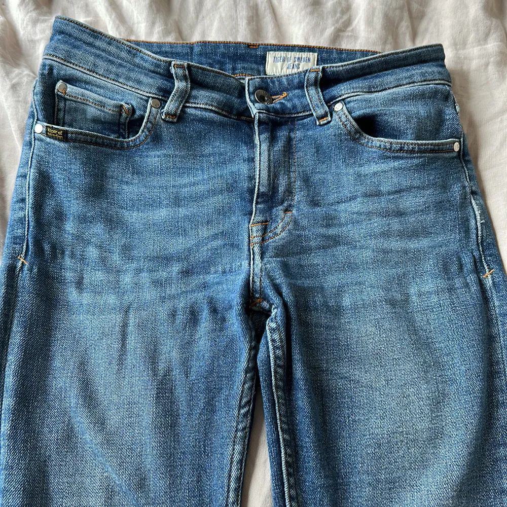 Sköna skinny fit jeans från Tiger, använda men i bra skick, säljer pga att jag inte använder längre. . Jeans & Byxor.