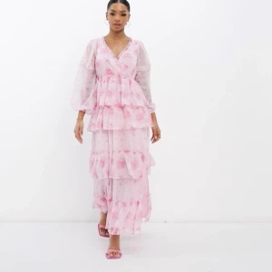 Rosa klänning från Asos storlek 36 - Säljer denna fina klänning då vi köpte fel storlek. 