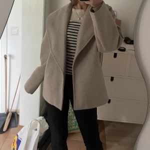 Höstkappa - fin beige höstkappa 💕säljer pga jag har köpt en annan till detta året! Slutsåld överallt 