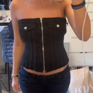 jeans Korsett topp  - As snygg jeans korsett från zara! Köpt på plick men bara testad hemma med prislappen kvar! Säljer då den inte riktigt passa mig men inge fel på den! Storlek m men passar mig som vanligt vis är en S 💕