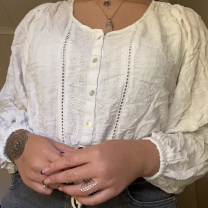 Blus - Vit kortare blus, använd ett par gånger.