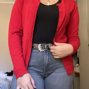 Röd och svart kofta - Säljer dessa två koftor i nyskick.