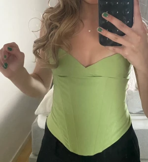 Korsett topp - Jättefin korsett topp ifrån Zara i bra skick, endast använd enstaka gånger. I storlek xs.