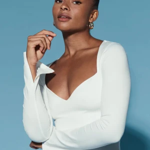 Vit långärmad  - Säljer den då jag tycker den satt konstigt på mig men har använt den få gånger (blir billigare om jag kan lämna eller mötas upp)