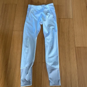 Träningsbyxor  - Säljer träningsbyxor som jag har vuxit ur 