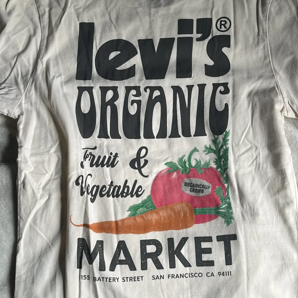 Lite oversized Levi’s t-shirt med tryck både fram och bak. Inte riktigt min stil längre så därför säljer jag den. T-shirts.