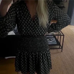 Zara klänning - Super snygg klänning från zara som inte kommer till användning❣️ Den är i bra skick!!