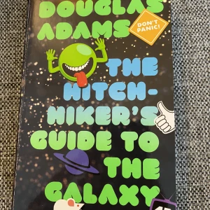 The hitchhikers guide to the galaxy av Douglas Adams  - Bra skick men knäckt rygg, på engelska 