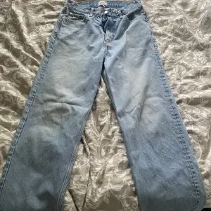 Galaxy weekday jeans, super populära förut innan dem slutade säljas, hål i fickan som går att sy ihop!