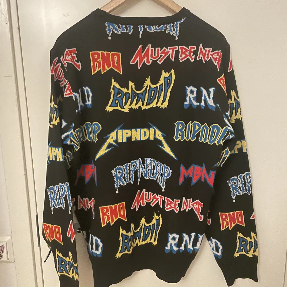 Finstickad sweatshirt från märket Ripndip, aas cool 😎 . Tröjor & Koftor.