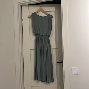 Klänning från vero Moda  - Super fin ljus grön klänning från vero Moda med öppning i ryggen 🩷
