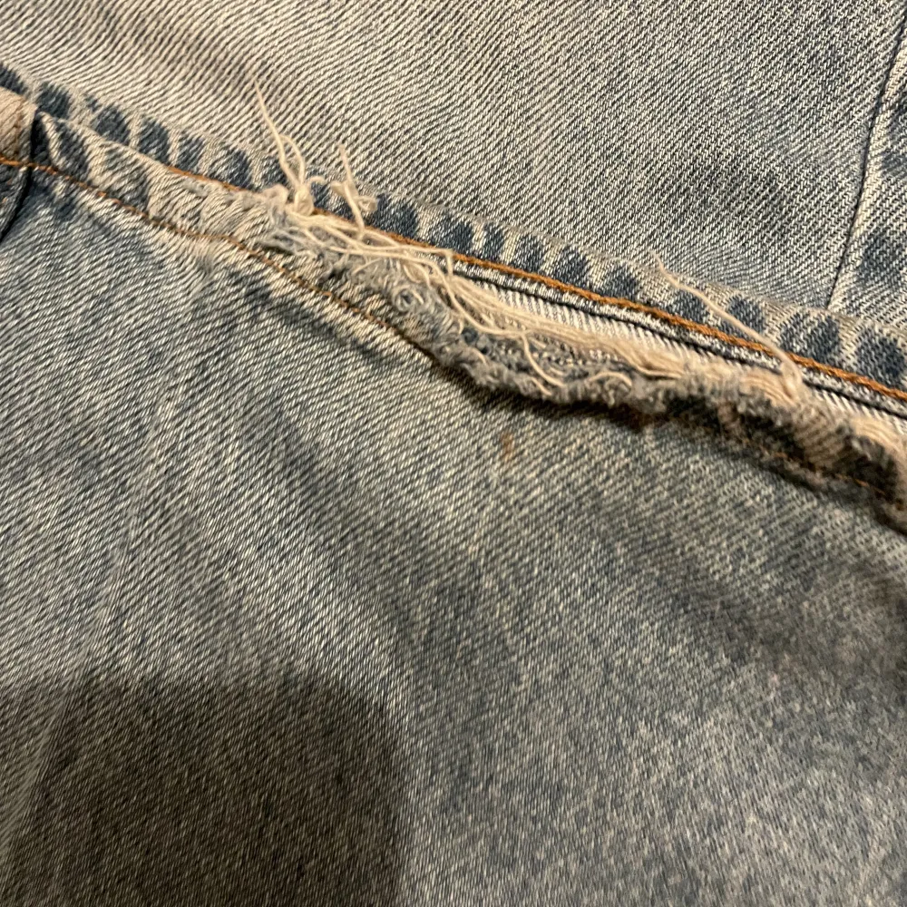 Mid rise jeans ifrån Junkyard ljusblå wideleg jeans fint skick bortsätt från  slitningen längst ner. Jeans & Byxor.