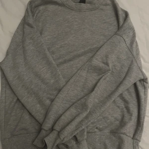 Sweatshirt  - Säljer denna sweatshirten från shein. Den har en liten fläck på sig som ni ser på bild 2. 