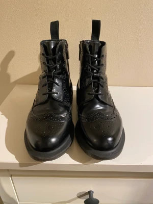 Dr. Martens Delphine i fint skick! - Säljer mina Martens modell Delphine, som det ser ut nu producerad inte dessa längre. Skorna är väldigt sparsamt använda och i fint skick, med bara några små tecken på användning. Har fler bilder vid intresse:)  True to size!
