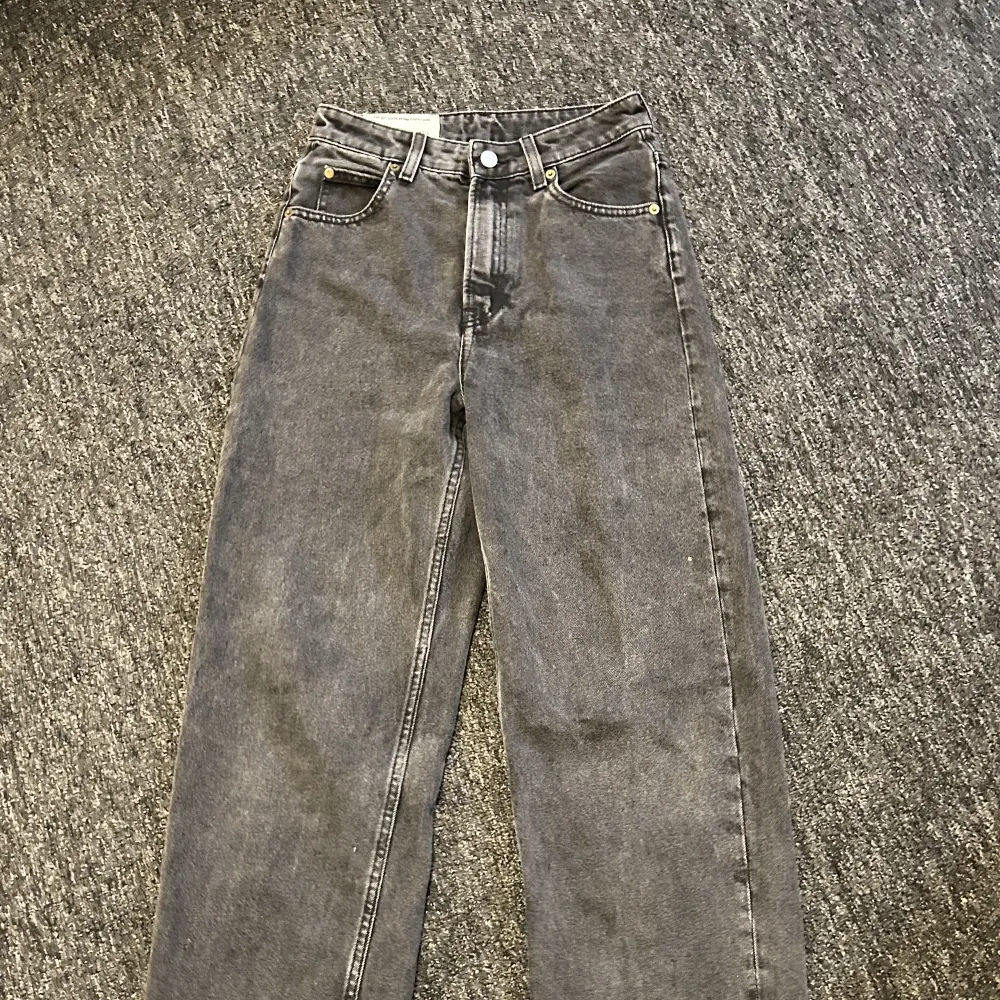 ett par 90s baggy jeans från Hm i storlek 34. Använt knappt eftersom de var ganska stora på mig. . Jeans & Byxor.