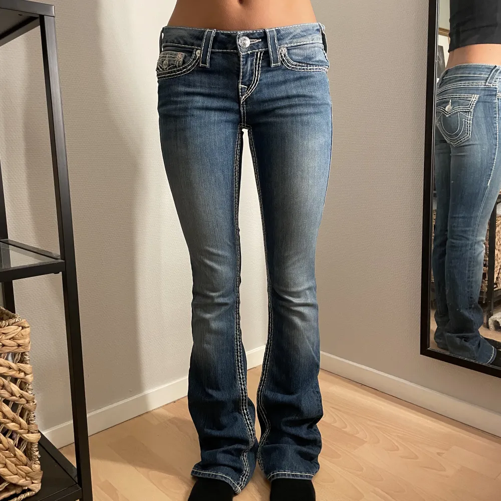 Säljer mina fina fina True Religion jeans i storlek 25 och är i jättebra skick🩷midjemått: 76,5cm och innerbenslängd 84cm . Jeans & Byxor.