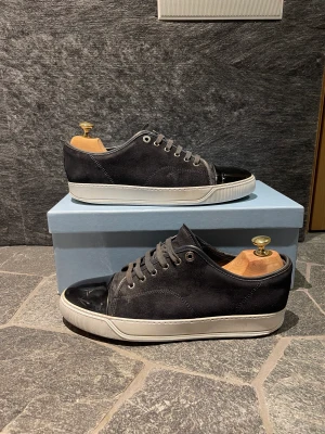 Lanvin skor  - Hej! Säljer nu dessa superfina lanvin skor. Skorna är i superfint skick! Uk8 storlek 42-43 . Box kommer med