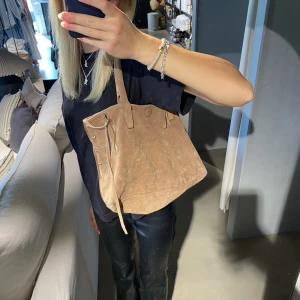Väska  - Väska i äkta mocka, perfekt att ha nu när skolan börjar igen🥰 köpt för omkring 600-700kr