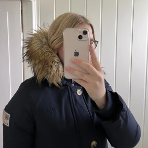 Svea Jacka - Säljer min Svea jacka då jag har köpt ny. Perfekt vinterjacka till hösten/vintern! str. S. mörkblå 