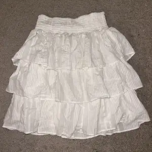 Nu säljer jag denna vita volang kjol från Lindex som bara är använ en gång på en skolavslutning. Tveka inte på att höra av dig!🤍