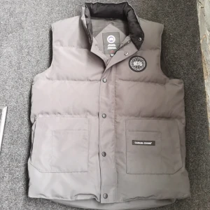 Canada Goose Väst Grå - Hej säljer min grå Canada Goose Väst den har 7 fickor allt samman lagt. Om ni vill ha fler bilder bara skriv. Pris kan diskuteras. 