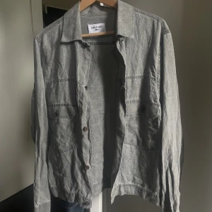 Ourlegacy linneskjorta - Storlek 48 (small/medium)  Helt oanvänd linneskjorta köpt på ourlegacy workshop i Stockholm för några år sedan. Har tyvärr inte kvitto kvar men har en workshop påse som förövrigt är väldigt snygg!  Kan mötas i Stockholm men kan även frakta
