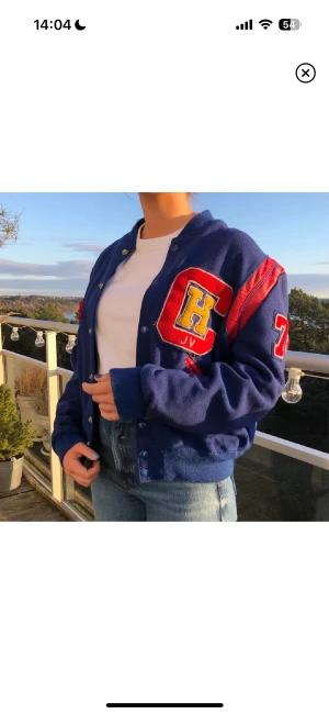 College Jacka - Köpt second hand. I väldigt bra skick inga defekter alls! Enfärgad bak till men coola detaljer fram till och på armarna😍