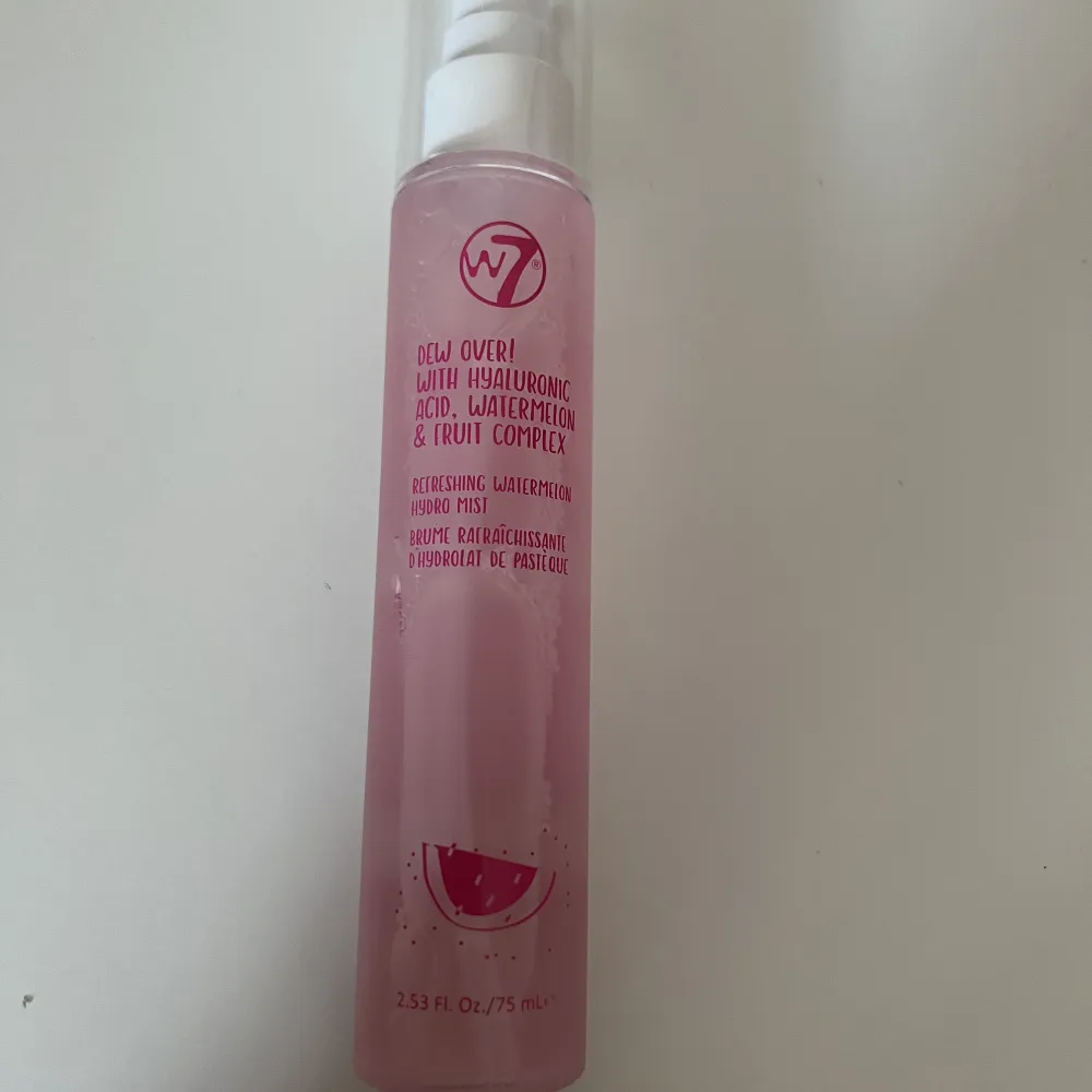 En super fräsch body mist med vattenmelons doft perfekt efter en dusch men kan även användas som en parfym. 95% är kvar har bara sprejat 2 gånger ish🫶🏼 skriv privat minsta lilla fundering🫶🏼 pris går att diskutera . Parfym.