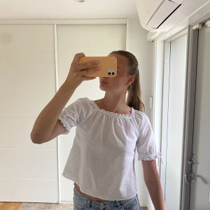 Vit blus  - Gullig topp som passar till allt💗 Skulle säga att den sitter som en XS topp